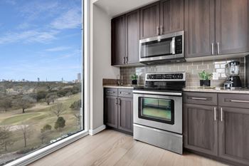 Allure at Hermann Park offers Ceiling to Floor Windows